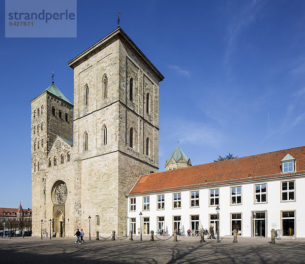 Dom St. Peter oder St. Petrus  Kathedralkirche des Bistums Osnabrück  Forum am Dom mit Domschatzkammer  Diözesanmuseum und Diözesanbibliothek  Osnabrück  Niedersachsen  Deutschland