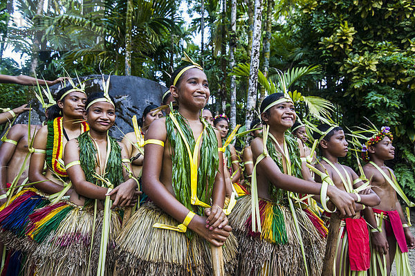 Traditionell gekleidete Inselbewohner  Insel Yap  Westkarolinen  Mikronesien