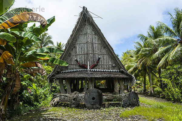 Traditionelles Haus  davor Steingeld  Insel Yap  Westkarolinen  Mikronesien