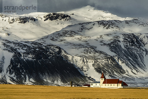 Kleine Kapelle vor hohen  schneebedeckten Bergen  Halbinsel Snæfellsnes  Island