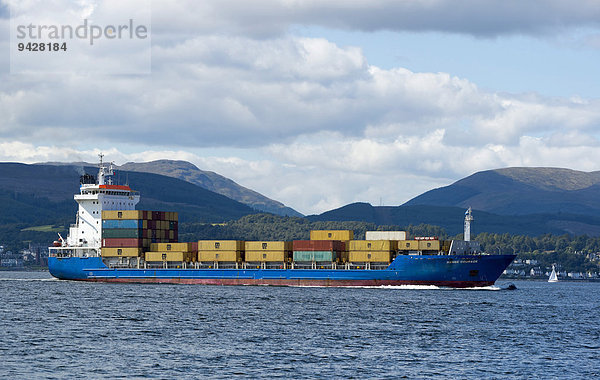 Containerfrachter Hanse Courage im Firth of Clyde vor Dunoon  Schottland  Großbritannien