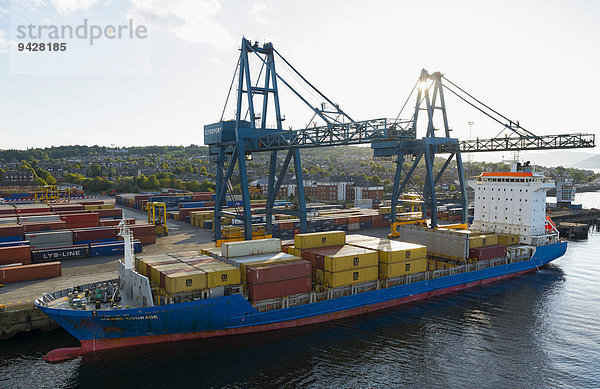 Containerfrachter Hanse Courage wird im Hafen entladen  Greenock  Schottland  Großbritannien