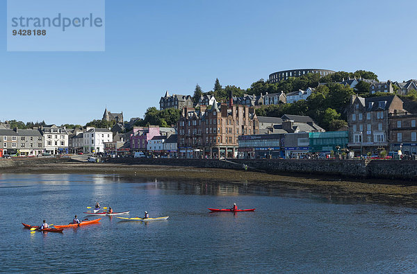 Hafen und McCaig's Tower auf dem Hügel  Oban  Schottland  Großbritannien