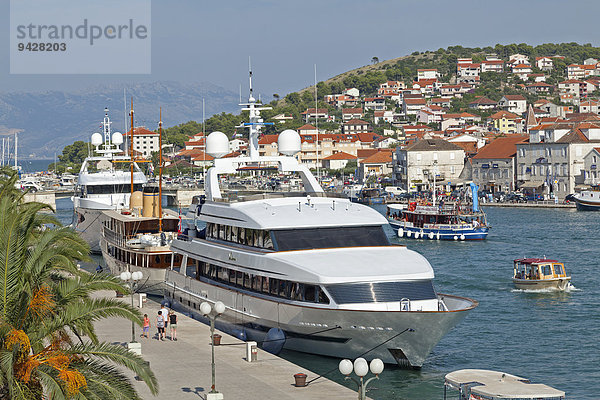 Yacht im Hafen  Trogir  Dalmatien  Kroatien