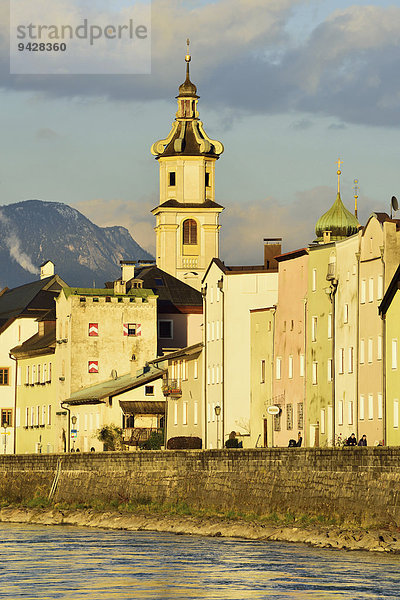 Mittelalterliche Häuser und gotische Stadtkirche im Abendlicht  Rattenberg  Tirol  Österreich