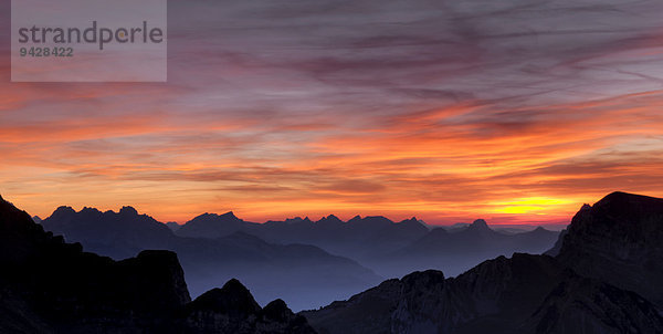 Sonnenuntergang in den Schweizer Alpen  Schweiz  Europa