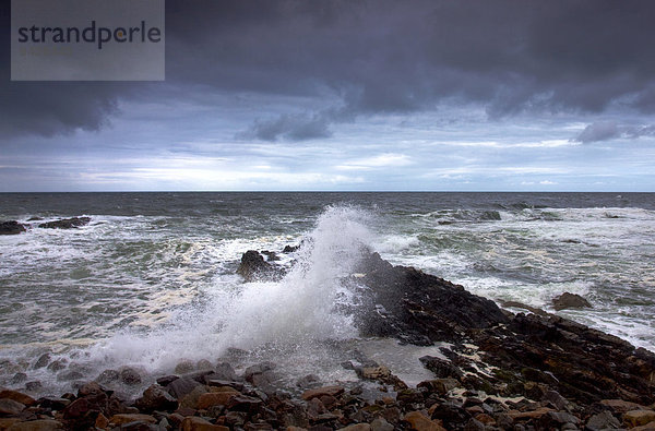 Wellen in McDuff an der Nordsee in Schottland  Großbritannien  Europa