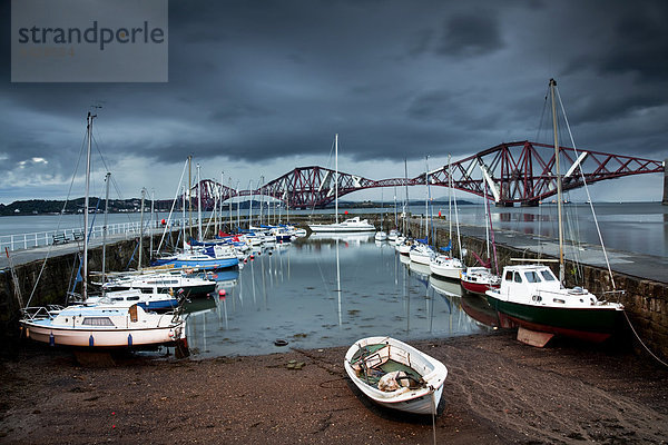 Der Hafen von Queensferry mit Forth Railway Bridge  Schottland  Großbritannien  Europa