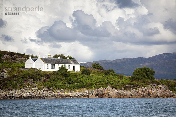 Leuchtturmhaus im Hafen von Kyleakin auf der Isle of Skye  Highland Council  Schottland  Großbritannien  Europa