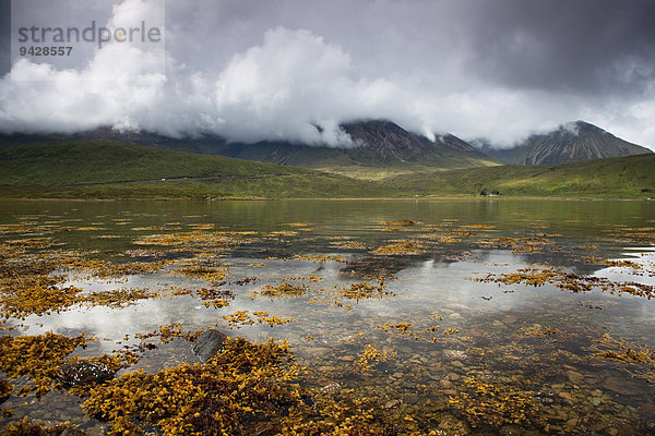 Wasserspiegelung auf der Isle of Skye  Highland Council  Schottland  Großbritannien  Europa