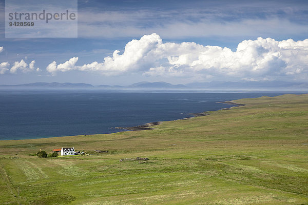 Blick von der Isle of Skye zu den Hebriden  Highland Council  Schottland  Großbritannien  Europa