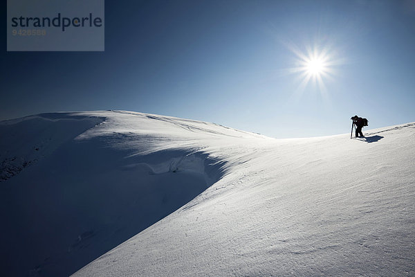 Fotograf an einer Schneewechte in den Alpen  Toggeburg  Churfirsten  Schweiz  Europa