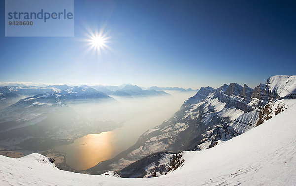 Blick zum Walensee und den Churfirsten in der Wintersonne  Toggenburg  Ostschweiz  Schweiz  Europa