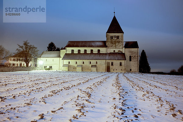 Kirche St Georg auf der winterlichen Insel Reichenau am Bodensee  Baden-Württemberg  Deutschland  Europa