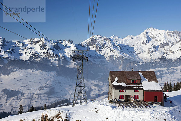 Gondelbahnmast mit Berghütte am Chäserrugg mit Blick zum Alpstein in der Ostschweiz  Schweiz  Europa