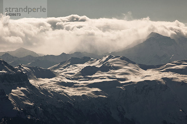 Blick in die Schweizer Alpen bei aufkommendem schlechtem Wetter  Schweiz  Europa
