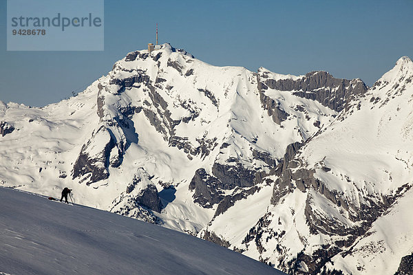 Fotograf bei Fotografieren in den Schweizer Alpen  hinten der Säntis vom Alpstein  Schweiz  Europa