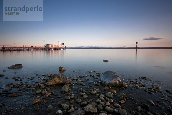 Abendstimmung am Steg mit Blick zum Säntis in den Schweizer Alpen  Bodensee  Hagnau  Baden-Württemberg  Deutschland  Europa