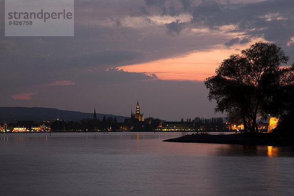 Konstanzer Münster mit stimmungsvollem Himmel  abends  Bodensee  Baden-Württemberg  Deutschland  Europa