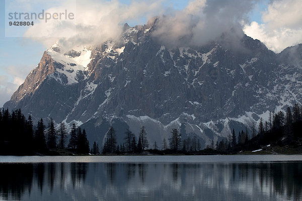 Der Seebensee in der Nähe von der Zugspitze im Abendlicht mit Wasserspiegelung  Ehrwald  Österreich  Europa