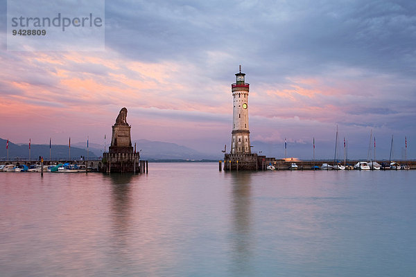 Lindauer Hafeneinfahrt im Abendlicht  Leuchtturm und bayrischer Löwe  Bodensee  Bayern  Deutschland  Europa