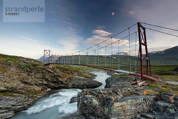 Mitternachtssonne und alte Hängebrücke im Tjäkktatal am Kungsleden oder Königsweg  Provinz Lappland  Schweden  Europa