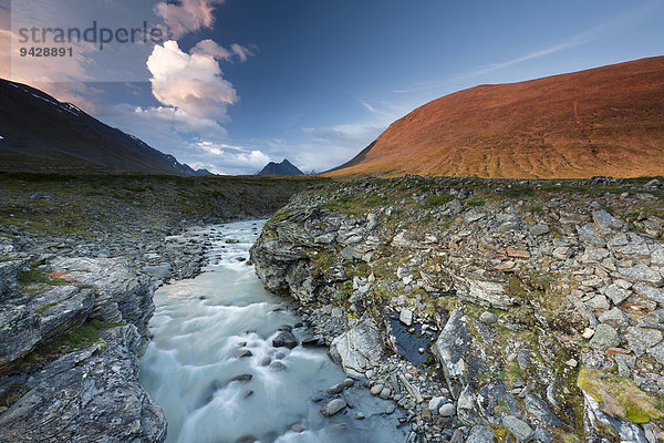 Mitternachtssonne im Fjäll mit Bach am Kungsleden oder Königsweg  Provinz Lappland  Schweden  Europa