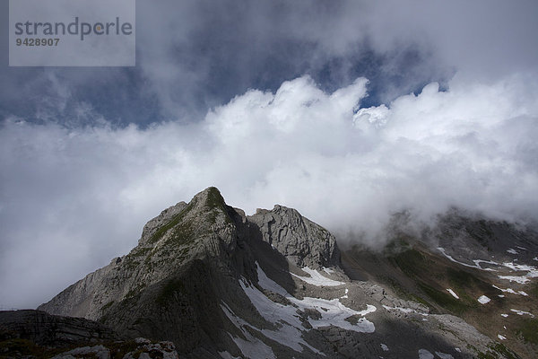 Blick vom Säntis auf den wolkenverhangenen Alpstein  Appenzellerland  Schweiz  Alpen  Europa