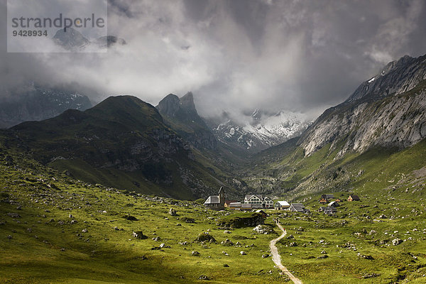 Nebelstimmung im Alpstein mit der Meglisalp  in den Schweizer Alpen  Schweiz  Europa