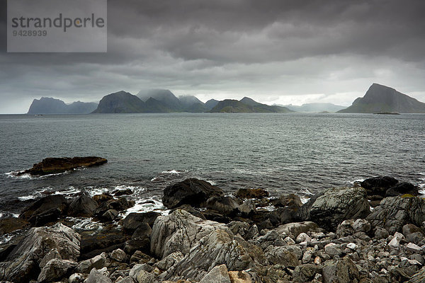 Blick auf die Inselberge der Lofoten  Norwegen  Europa