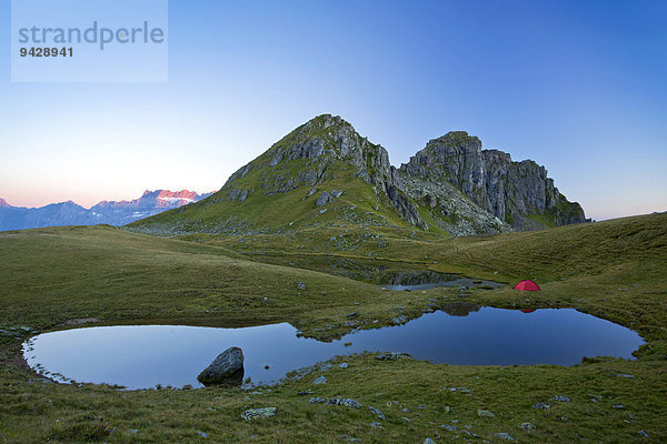Kleiner See im Morgenlicht und Zelt  hinten der Glärnisch  Kanton Glarus  Schweizer Alpen  Schweiz  Europa