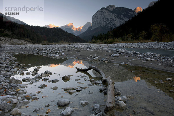 Abendstimmung im Karwendelgebirge beim Ahornboden  Österreich  Europa