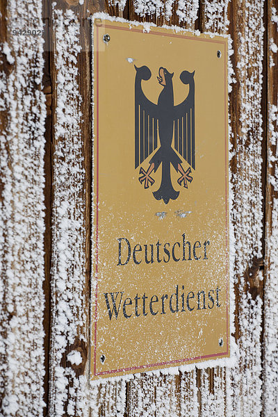 Schild vom deutschen Wetterdienst auf der Zugspitze  Bayern  Deutschland  Europa