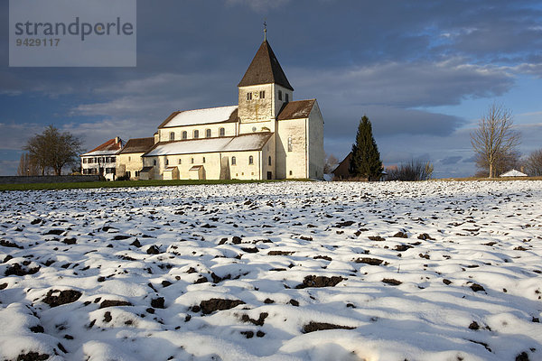 Kirche St. Georg im Winter  Insel Reichenau am Bodensee  Baden-Württemberg  Deutschland  Europa