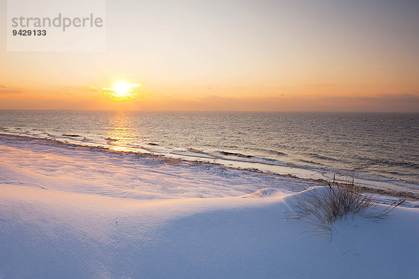 Sonnenuntergang im Winter mit Eis und Schnee  Insel Sylt  Schleswig-Holstein  Deutschland  Europa