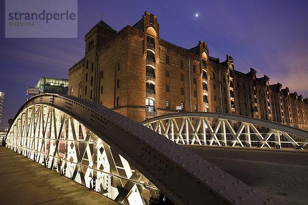Brücke bei Nacht zur blauen Stunde in der Speicherstadt  Hamburg  Deutschland  Europa