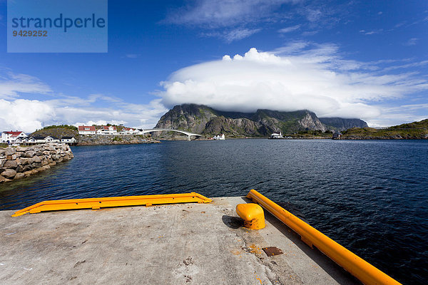 Hafenanlage von Heaningsvear  bei schönem Wetter auf den Lofoten  Skandinavien  Norwegen  Skandinavien  Europa  ÖffentlicherGrund