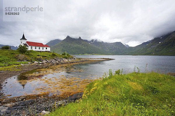 Kapelle Vestpollen im Austnesfjord auf den Lofoten  Norwegen  Skandinavien  Europa  ÖffentlicherGrund