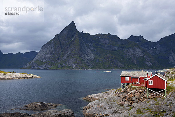 Rote Fischerhäuser in Reine auf den Lofoten  Norwegen  Skandinavien  Europa  ÖffentlicherGrund