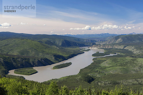Der Yukon River vom Midnight Dome bei Dawson City  Kanada  Nordamerika