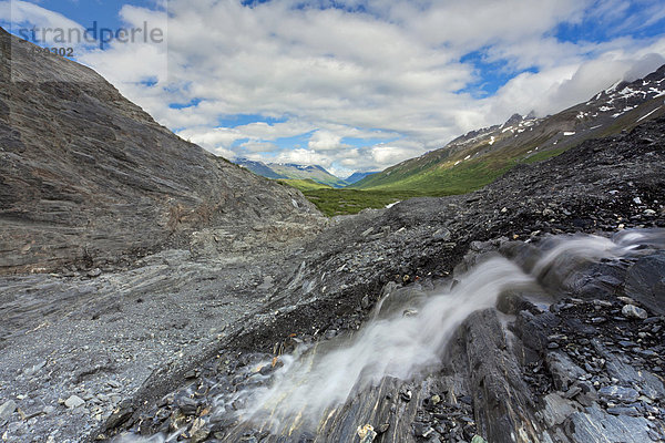Schmelzwasser vom Worthington-Gletscher bei Valdez  Alaska  USA