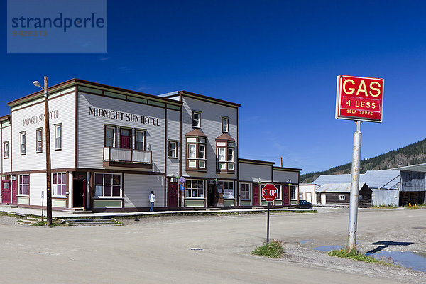 Altes Hotel in einer alten Goldgräberstadt am Yukon River  Dawson City  Kanada  Nordamerika  ÖffentlicherGrund