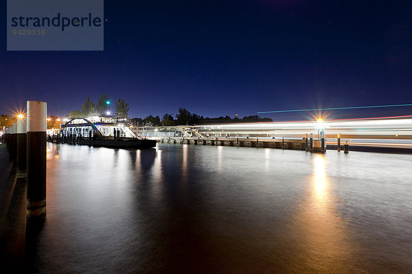 Hafen von der Fähre Konstanz - Meersburg zur blauen Stunde  Bodensee  Baden-Württemberg  Deutschland  Europa  ÖffentlicherGrund