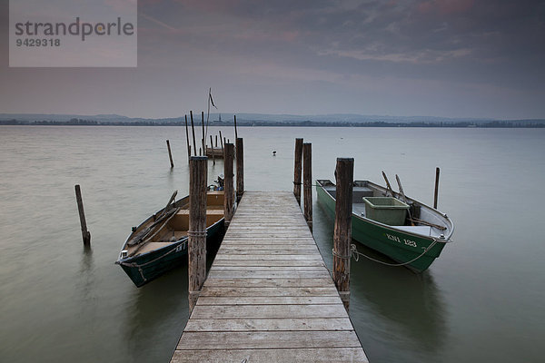 Boote am Holzsteg im Bodensee  Iznang  Halbinsel Hörig  Baden-Württemberg  Deutschland  Europa  ÖffentlicherGrund