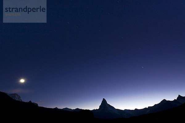 Nachtaufnahme vom Matterhorn und Mond am Stellisee  Zermatt  Wallis  Schweiz  Europa