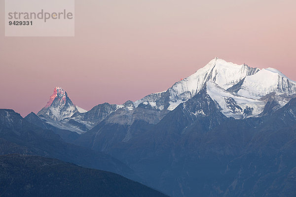 Blick auf das Matterhorn und das Weisshorn im Morgenlicht von der Moosfluh  Riederalp  Wallis  Schweiz  Europa