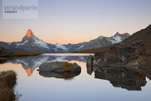 Erstes Morgenlicht am Stellisee mit Blick auf das Matterhorn mit Spiegelung  Zermatt  Wallis  Schweiz  Europa