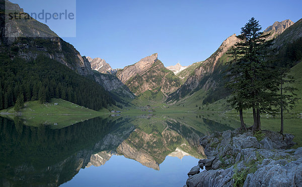 Morgenstimmung am Seealpsee mit Blick zum Säntis und den Alpstein  Schweiz  Europa