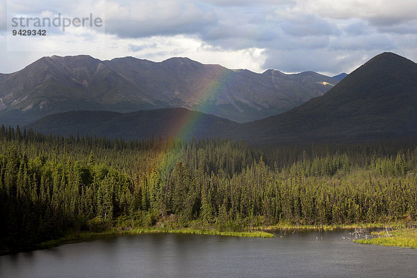 Regenbogen am See in der Alaska Range  Alaskakette  Gebirgszug in Alaska  USA  Nordamerika