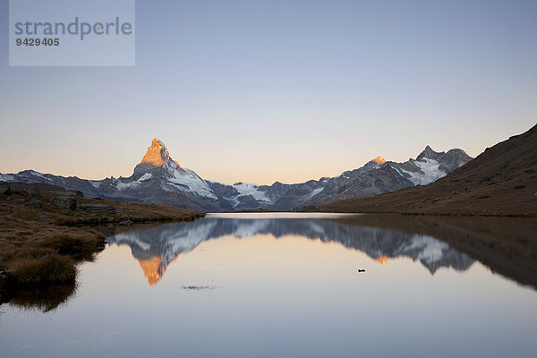 Morgenstimmung am Stellisee mit Blick zum Matterhorn  Zermatt  Wallis  Schweizer Alpen  Schweiz  Europa  ÖffentlicherGrund